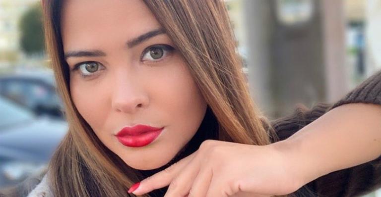 Geisy Arruda faz topless e ostenta bumbum enorme em calcinha cavada