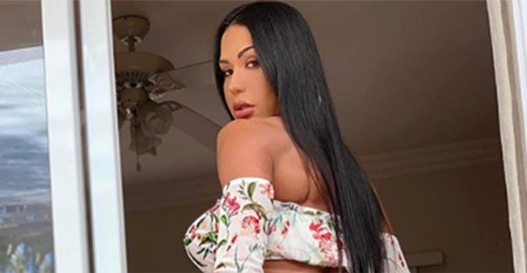 Gracyanne Barbosa surge com short minúsculo e tamanho do bumbum impressiona