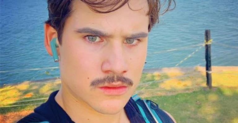 Nicolas Prattes faz rara aparição com as irmãs por parte de pai