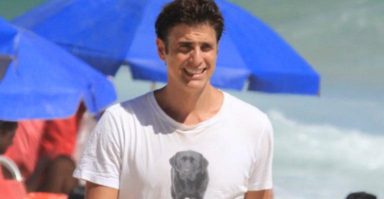 Reynaldo Gianecchini curte dia de praia acompanhado no Rio de Janeiro