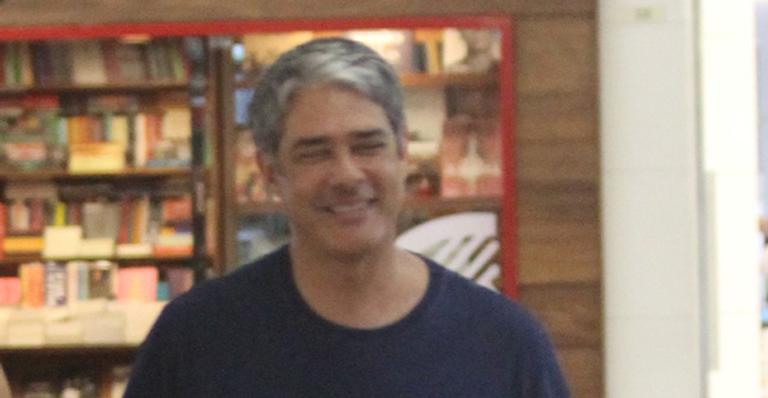 Radiante, William Bonner não tira o sorriso do rosto ao ir ao cinema com a esposa
