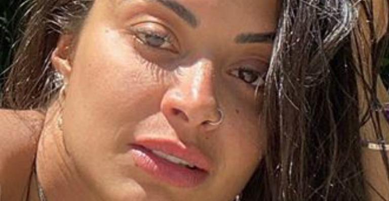 Aline Riscado posa totalmente nua e mostra corpo escultural na natureza