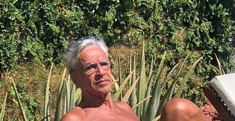 Aos 77 anos, Caetano Veloso surge curtindo o calor na piscina: ”Verão chegando”