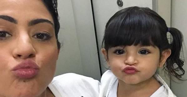 Carol Castro encanta ao compartilhar clique da filha, Nina: ”Pura luz”