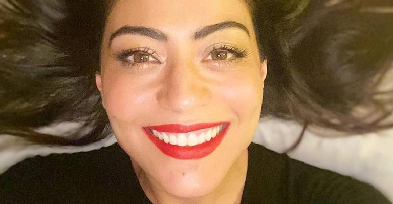 Carol Castro se refresca no mar com a filha, Nina e declara: ‘Felicidade’