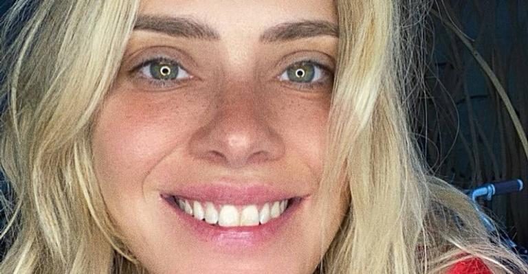 Carolina Dieckmann posa com maiô retrô e diz: ‘Saudade dos anos 80’