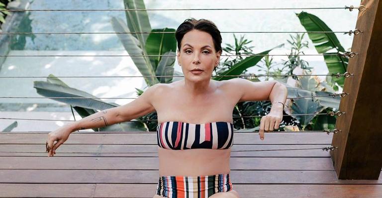 Carolina Ferraz esbanja beleza ao caminhar na areia à beira da praia: ‘Toda trabalhada no bronze’