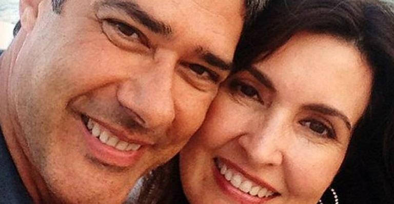 Filha gata de Fátima Bernardes e William Bonner posa com biquíni tomara-que-caia e ostenta beleza