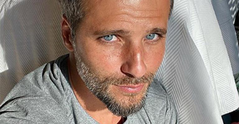 Filho de Bruno Gagliasso rouba a cena ao tocar violão e cantar na web