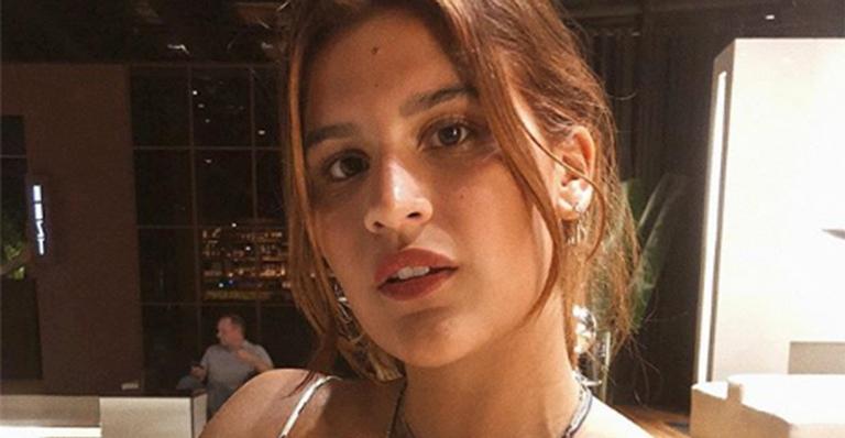 Giulia Costa surge bronzeadíssima ao usar biquíni neon na piscina