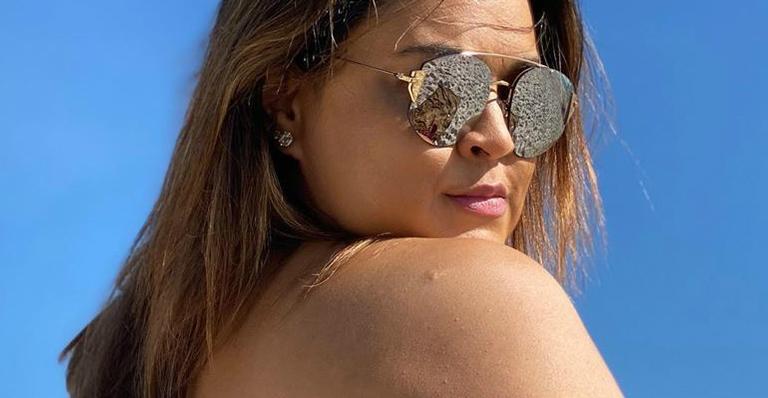 Preta Gil curte dia de praia e ostenta curvas sem retoques de biquíni minúsculo