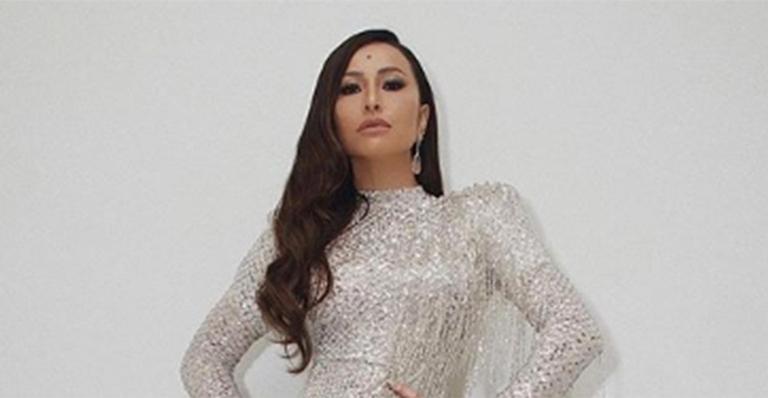 Sabrina Sato abusa da fenda em vestido deslumbrante no Família Record