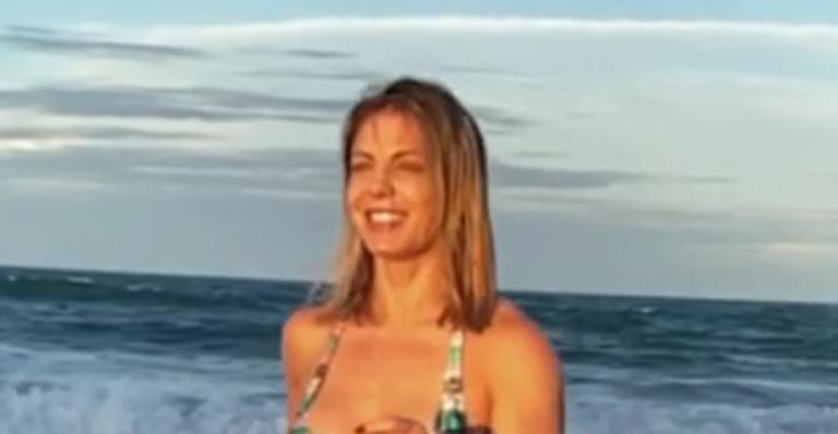 Aos 41 anos, Sheila Mello exibe corpo definido com biquíni fininho: ”Perfeição existe”