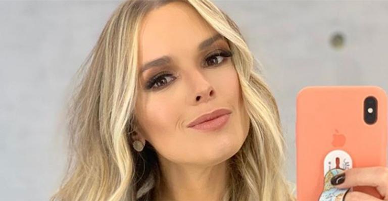 Thaeme e a filha, Liz, usam biquíni iguais em dia na piscina