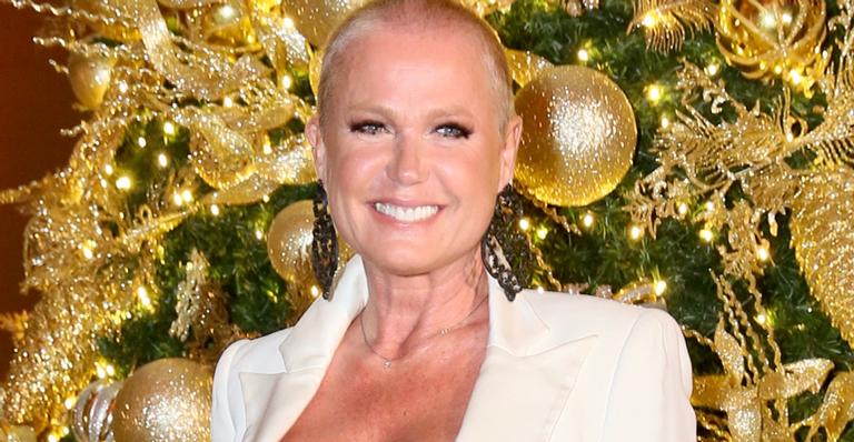 Xuxa Meneghel causa comoção ao aparecer com o sutiã à mostra em evento beneficente