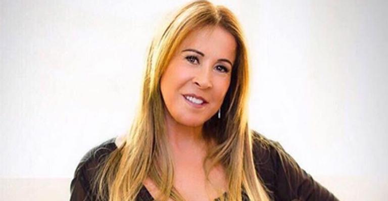Zilu Camargo deixa a barriguinha à mostra em look justíssimo