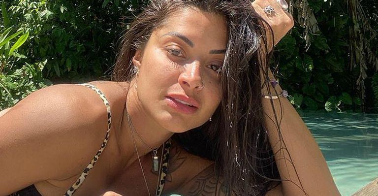 Em Minas Gerais, Aline Riscado posa de biquíni e exibe corpo escultural