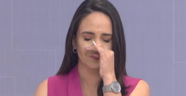 Apresentadora da Globo chora em reportagem ao vivo sobre criança
