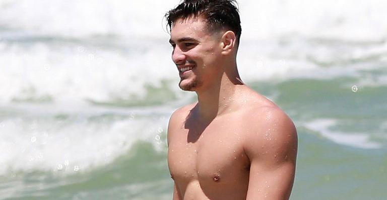 Bruno Montaleone surge sem bigode e fãs brincam com aparência do ator: ”15 anos”