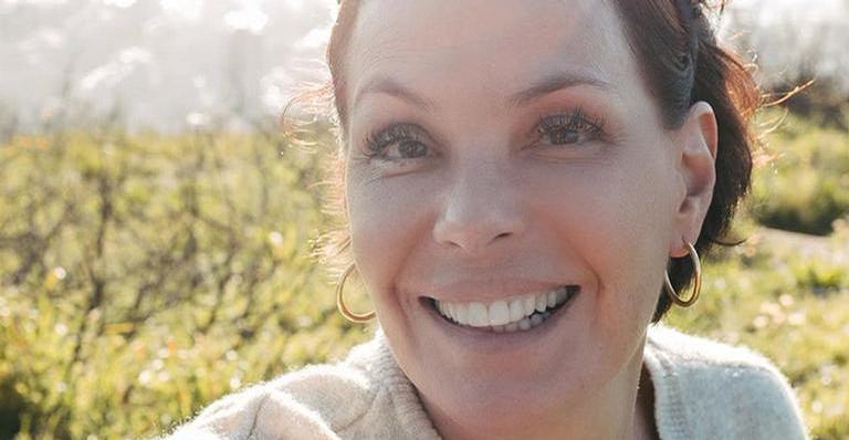 Aos 51 anos, Carolina Ferraz exibe barriga chapada em fotos de biquíni