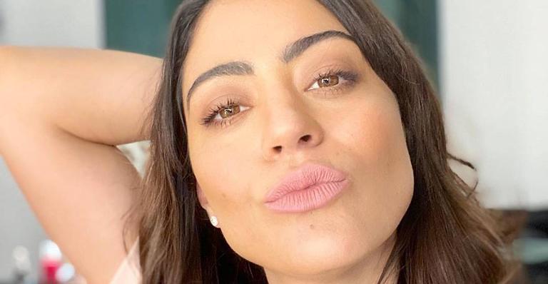 Carol Castro posa toda sorridente de biquíni à beira da piscina e celebra: ‘Modo férias ativado com sucesso’