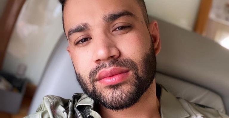 Fofura! Gusttavo Lima tenta ensinar os filhos, Gabriel e Samuel, a tocar instrumentos