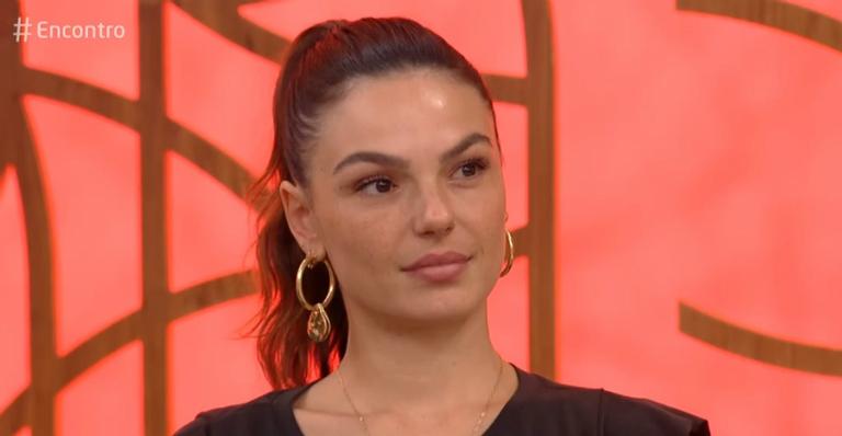 Isis Valverde desabafa e afirma ter se sentido ”agredida” por polêmica com amamentação