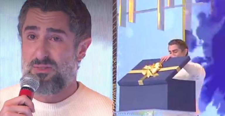 Marcos Mion chora muito ao abrir presente que ganhou de Gugu Liberato: ”Baque muito forte”