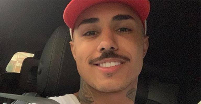 MC Livinho choca ao mostrar seu banheiro ‘de ouro’ na mansão