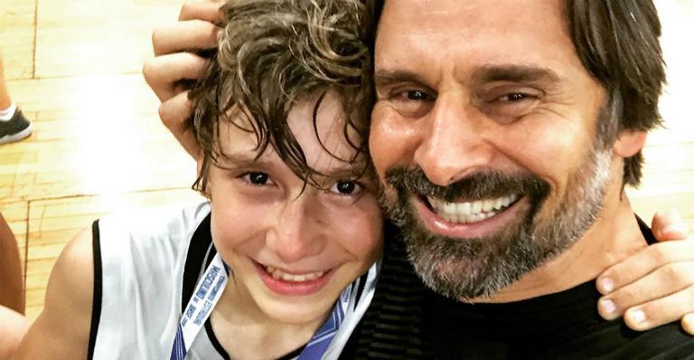 Murilo Rosa se empolga e rouba cena enquanto torce por filho em campeonato: ”Líder de torcida”