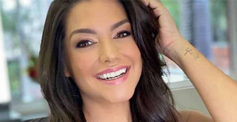 Thais Fersoza surge com look decotado e cinturinha fina rouba a cena