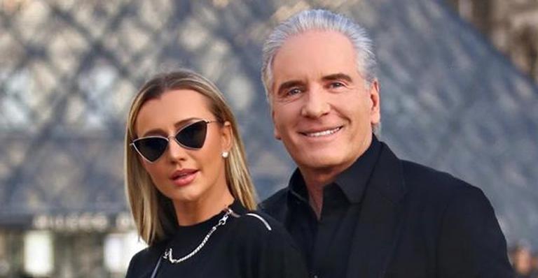 Grávida, Ana Paula Siebert exibe barriguinha em vestido grifado de R$4,5 mil