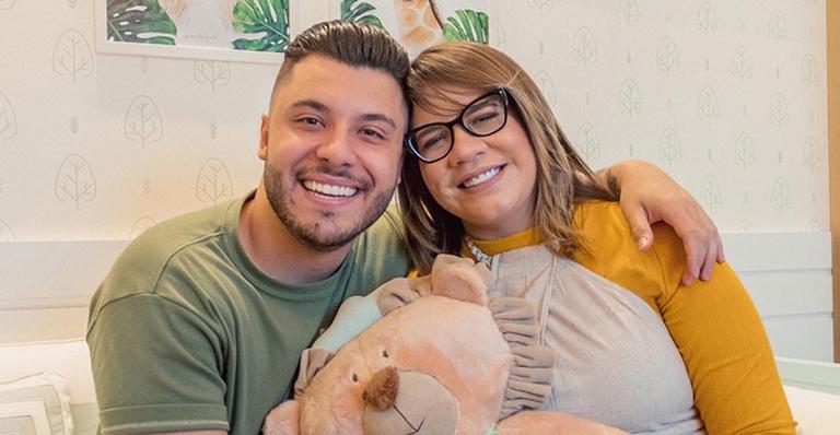 Marília Mendonça surge com o recém-nascido no colo em momento de chamego e encanta fãs