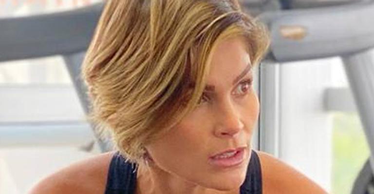 Musa! Flávia Alessandra passa a tesoura sem dó e repagina visual