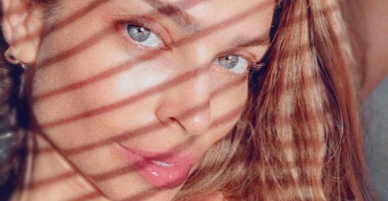 Grazi Massafera exibe boa forma ao praticar ioga: ”Perfeita”