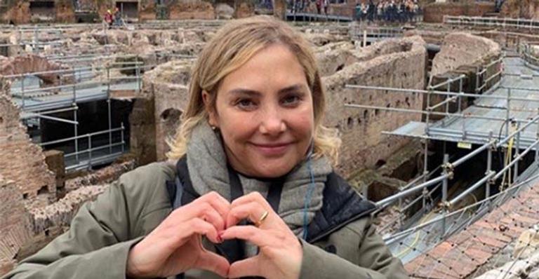 Heloisa Perissé surge com o marido e a filha caçula em viagem para a Itália