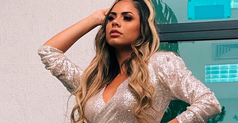 Lexa aposta em vestidinho curto, ostenta pernões torneados e fã pede: ”Me empresta essa beleza?”