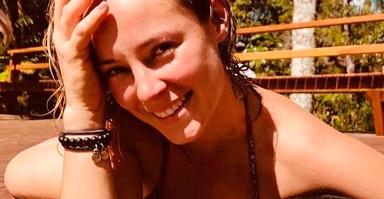 Paolla Oliveira surge de biquíni agarrada a mascote e atrai desejo de seguidores: ”Queria ser esse cachorro”