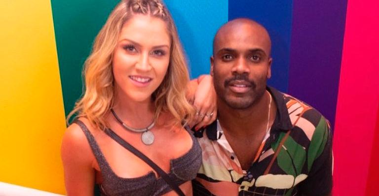 Rafael Zulu está morando com a namorada gata após quatro meses juntos, segundo jornal