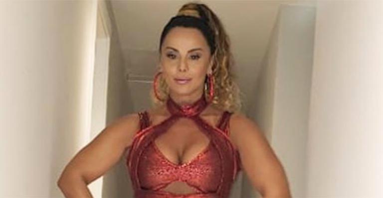 Viviane Araújo cai no samba com look curtinho e justo