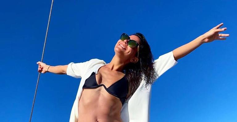 Carol Castro posa linda de maiô durante passeio de barco em sua viagem: ‘É muita energia’