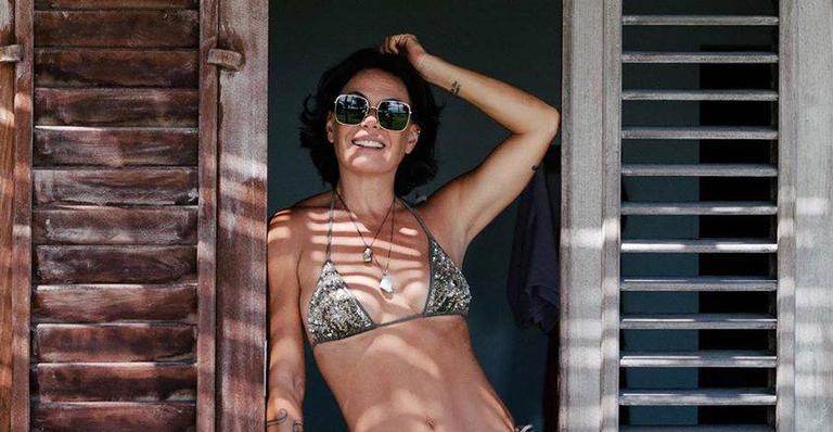 Carolina Ferraz renova o bronze e esbanja beleza ao posar plena de maiô: ‘Solzinho’