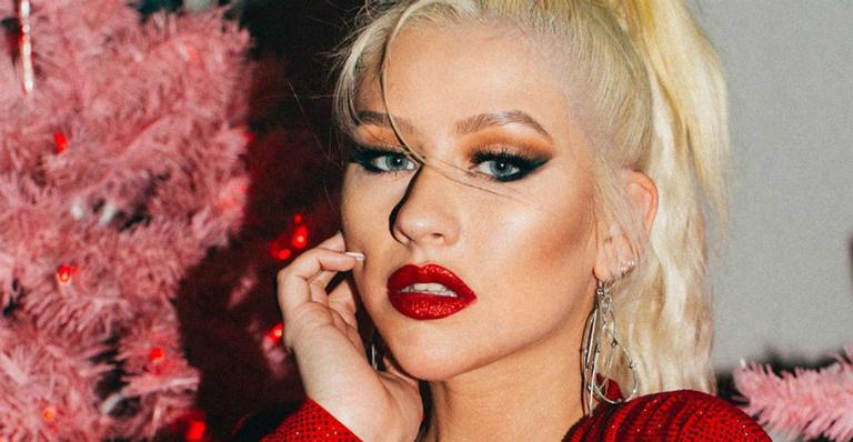 Christina Aguilera fica animada e mostra seios em festa de aniversário