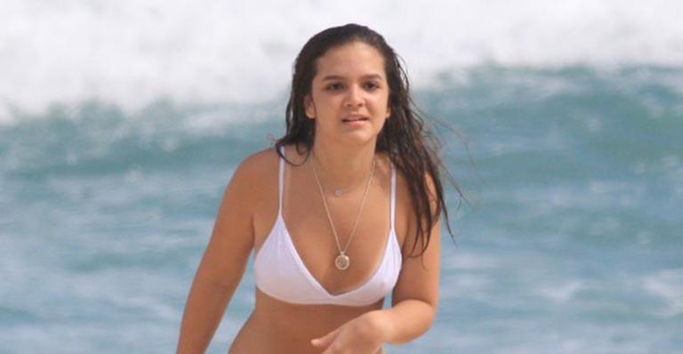De biquíni, Mel Maia joga futevôlei na praia em dia de folga