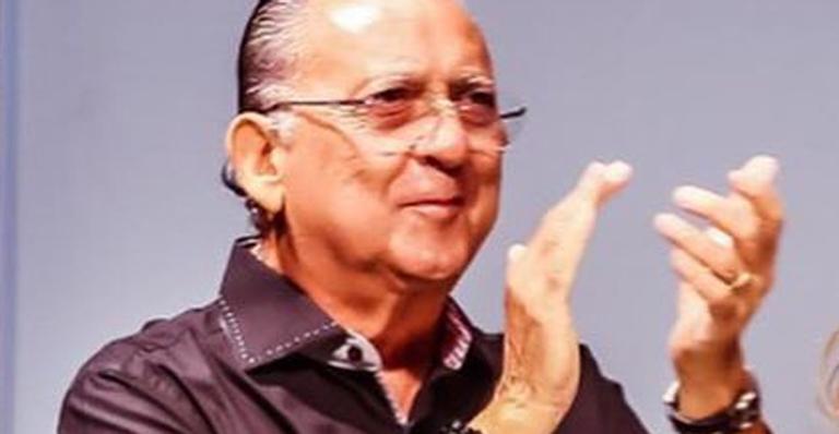 Galvão Bueno aplaude a mulher ao vê-la deslumbrante em formatura de modelos