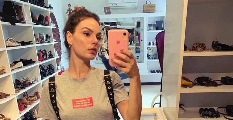 Isis Valverde aproveita o dia para manter a boa forma e faz selfie na academia