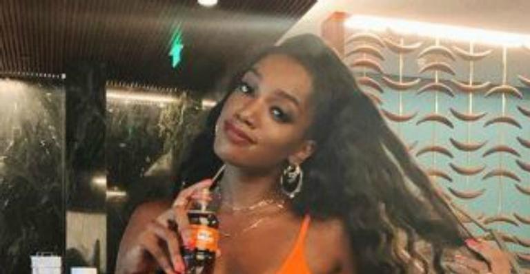 Iza curte dia de piscina ao lado do cantor Di Ferrero: ”Lazer”
