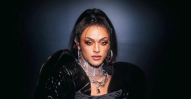 Pabllo Vittar surge de micro saia e bumbum gigante surpreende fãs: ”Sextou”