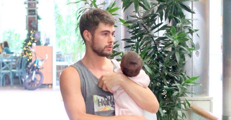 Rafael Vitti é flagrado com a filha, Clara Maria, em passeio no Rio de Janeiro