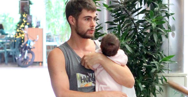 Rafael Vitti chama atenção durante passeio de shopping com Clara Maria, de um mês